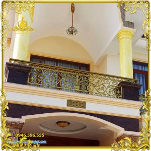 Ban công nhôm đúc chậu hoa