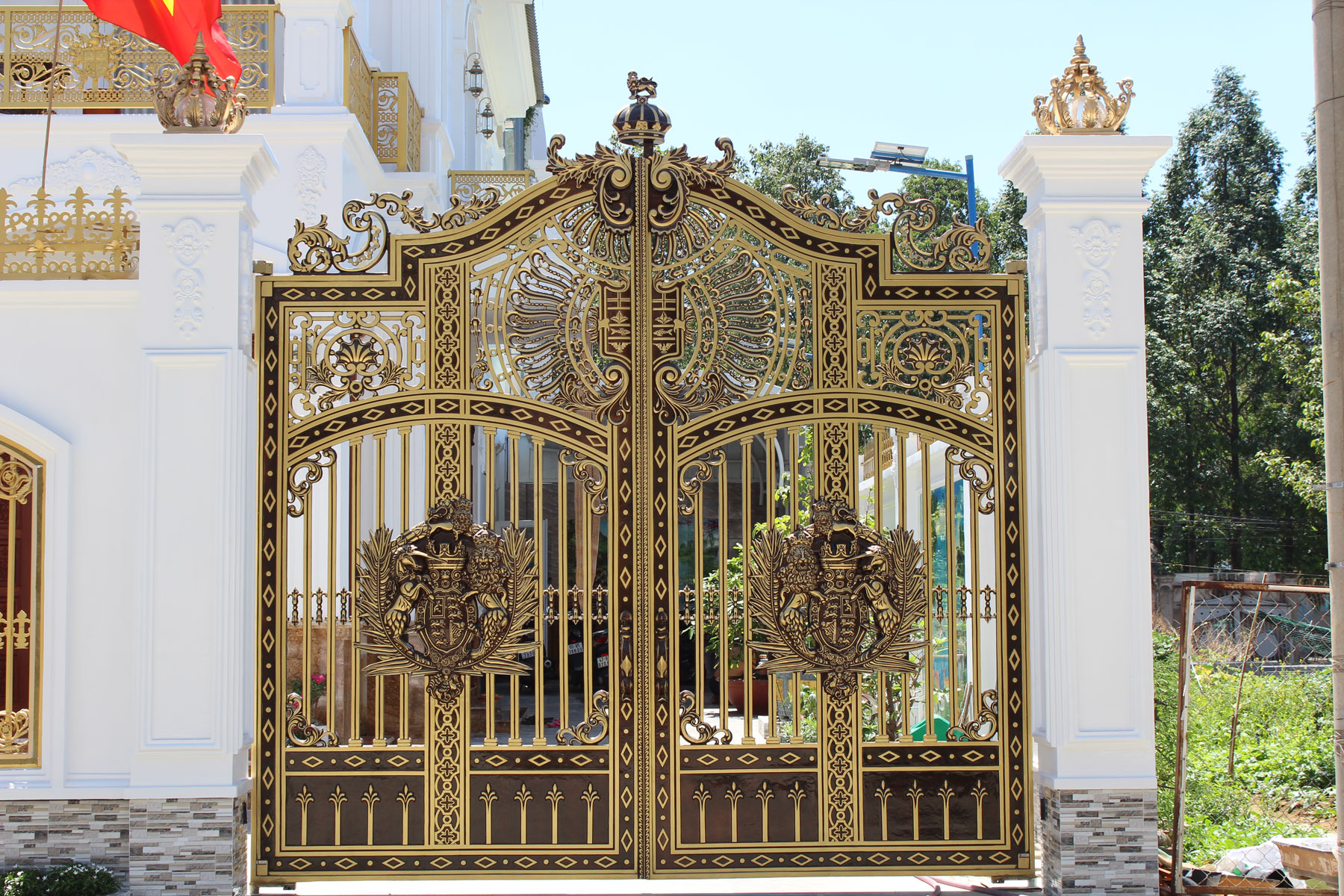 gi&aacute; cổng nh&ocirc;m đ&uacute;c