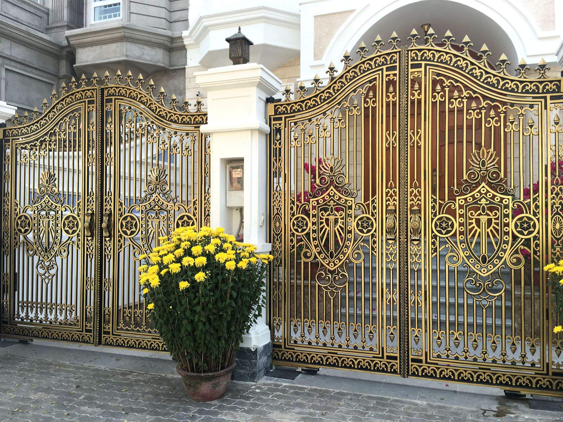 b&aacute;o gi&aacute; cổng nh&ocirc;m đ&uacute;c