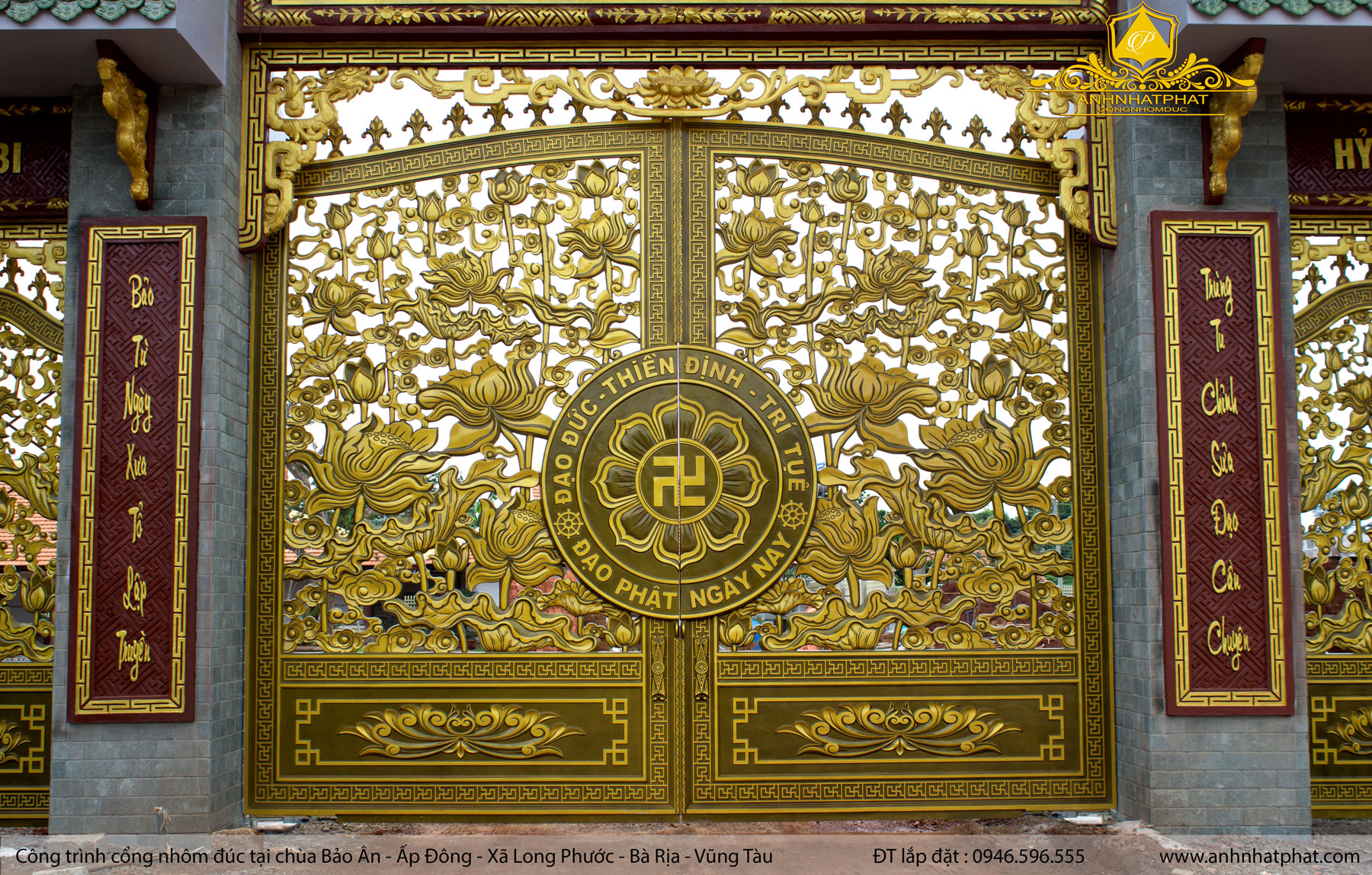 cổng nh&ocirc;m đ&uacute;c nh&agrave; ch&ugrave;a