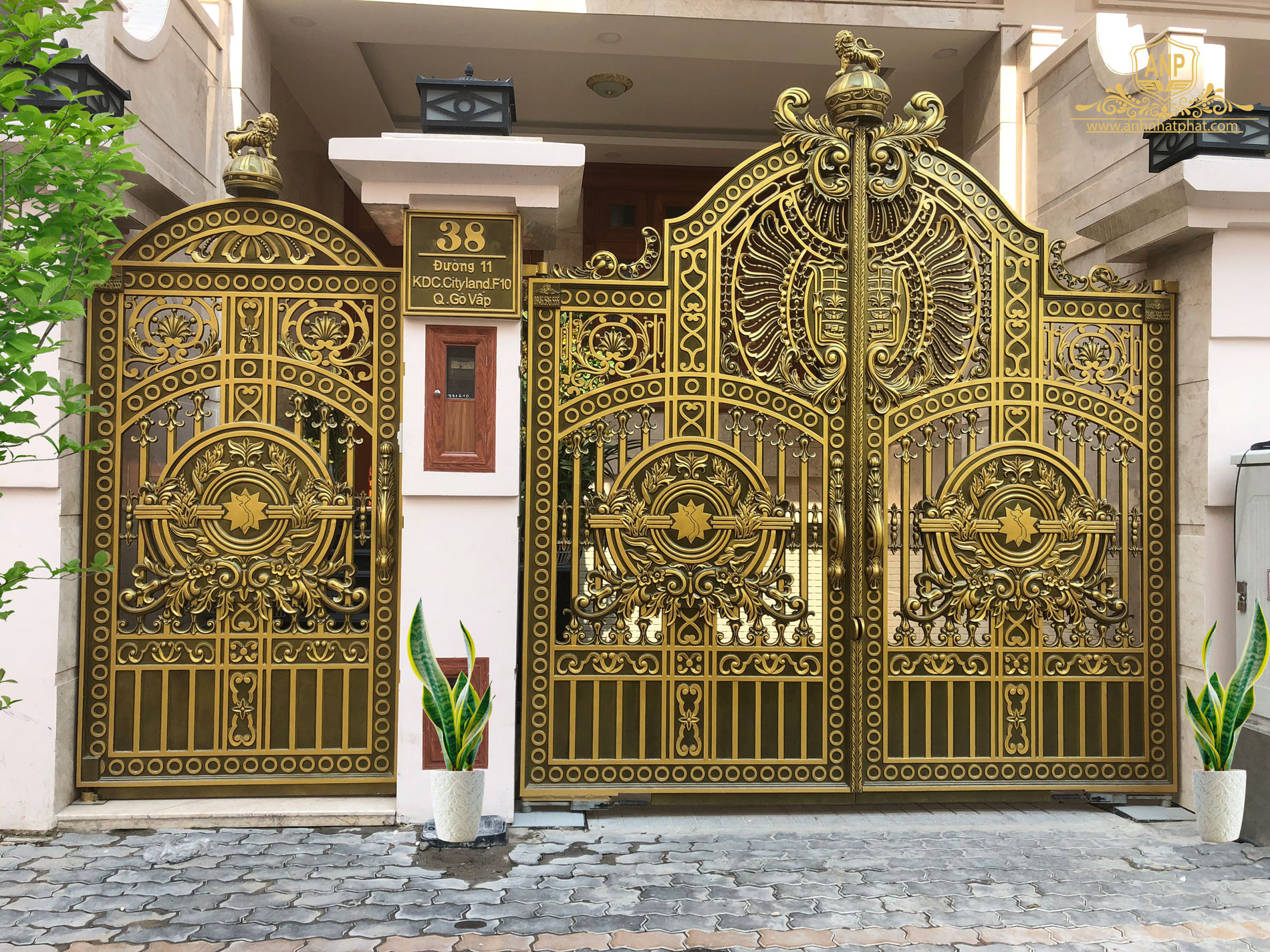 cổng nh&ocirc;m đ&uacute;c tho&aacute;ng