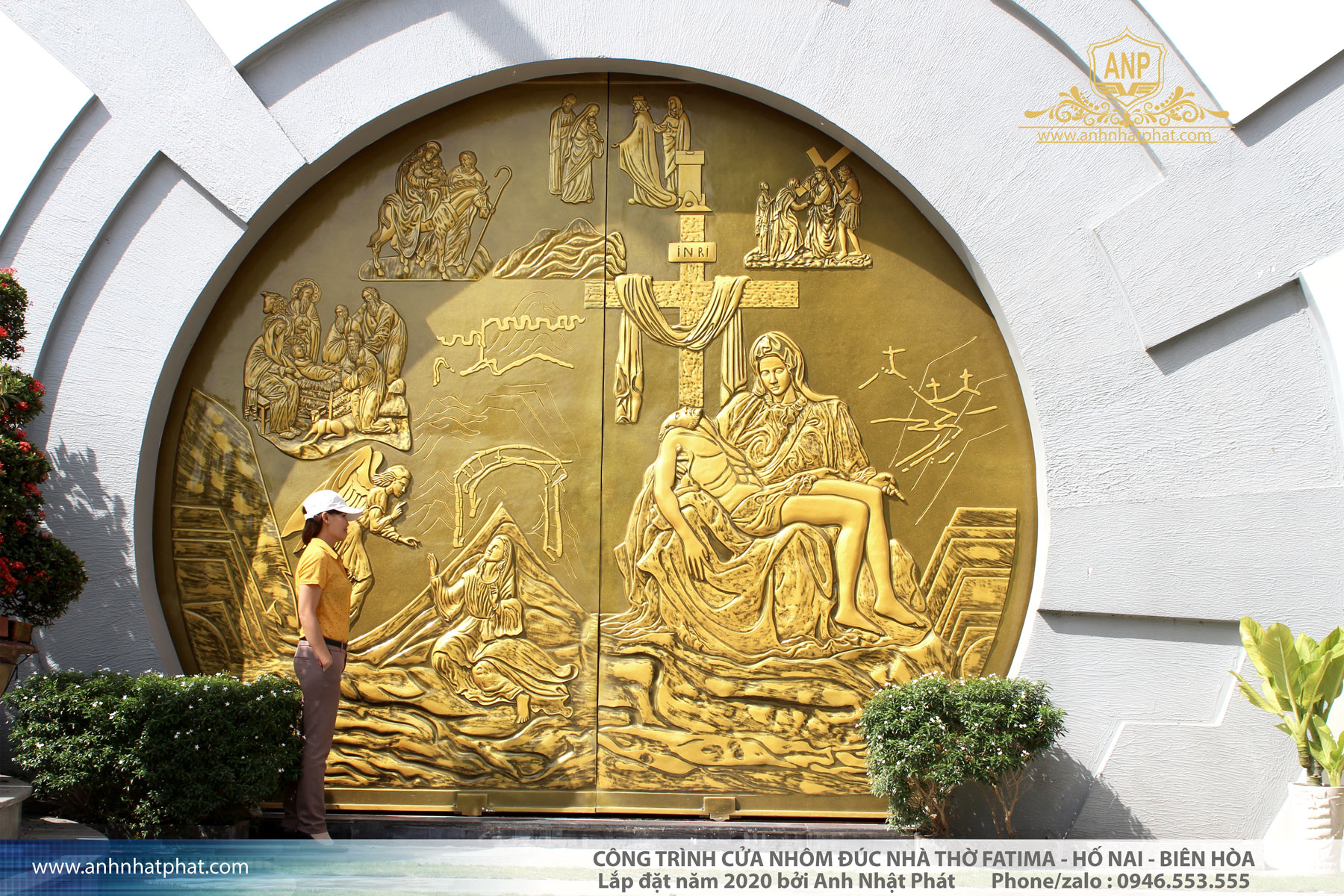 cổng nh&ocirc;m đ&uacute;c nh&agrave; thờ